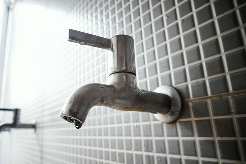 svagt vattenflöde i kran som kan tyda på att brunnen behöver spolas